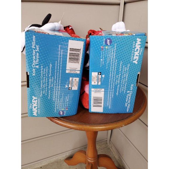 Bundle Disney, Minnie Mouse Plush Blanket & Animatronic Mickey Mouse Christmas - Picture 9 of 16